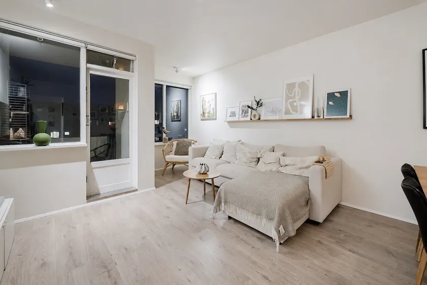 Spacious home with balcony & mountain views - Image 1