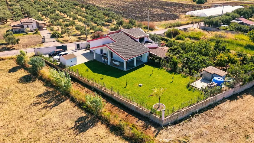 A peaceful oasis just 450 meters from the sea - Image 1