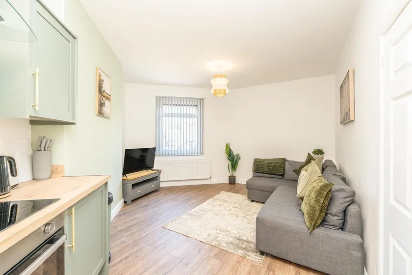 Stylish 2 Bedroom Town Centre Apartment - Image 1