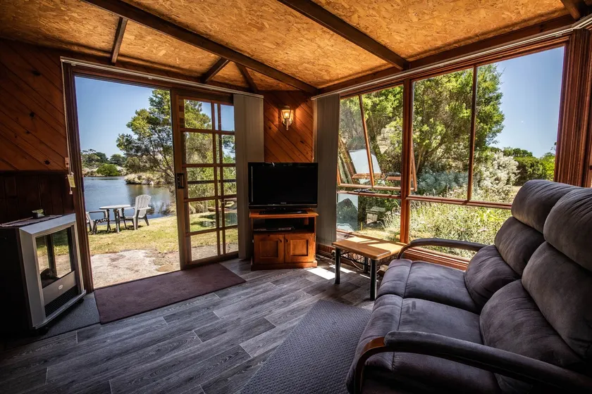 Family cabin with lake view - Image 1