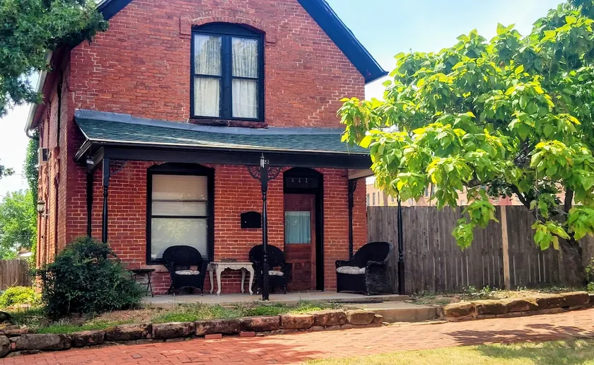 Red Bricks and Roses Victorian Suite - Image 1