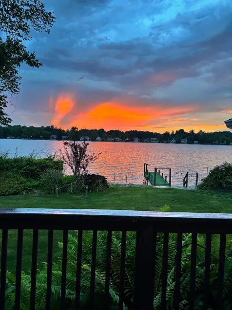 Lake Front retreat near UConn and Casinos - Image 1