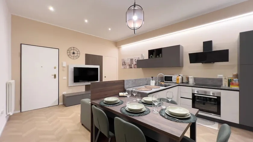 Exclusive Suite Downtown with Private Garage - Image 1