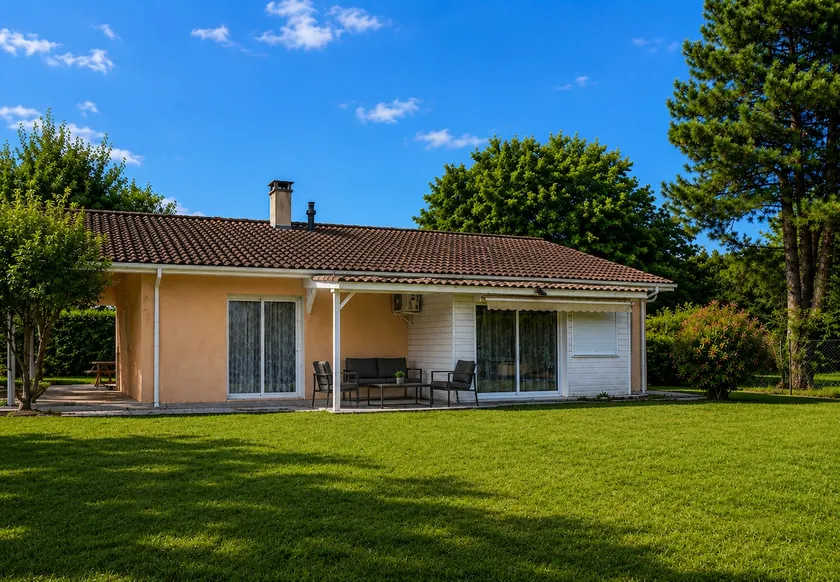 3-bedroom house • Large garden • Beaches 10 minutes away - Image 1