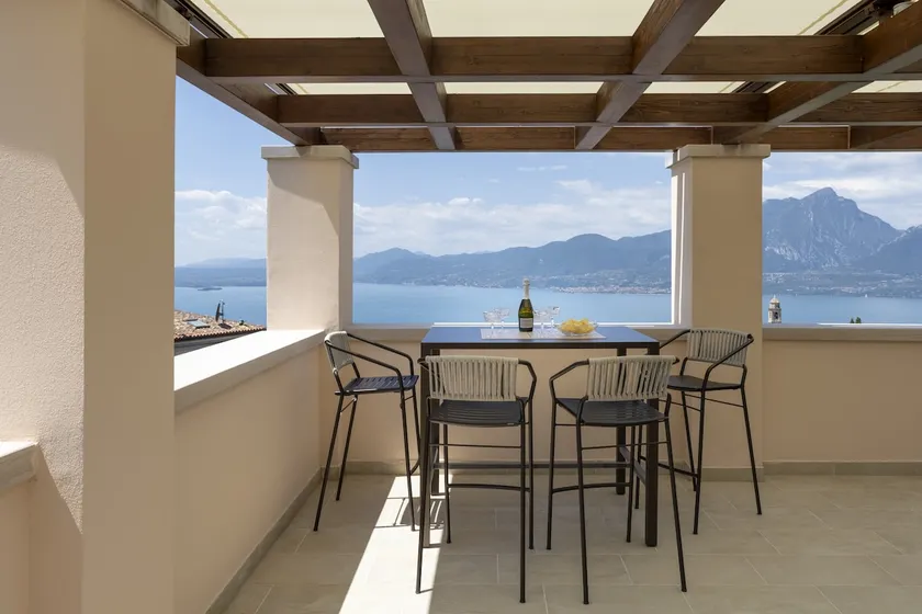 Towerhill Apartment with Roofterrace and shared Po - Image 1