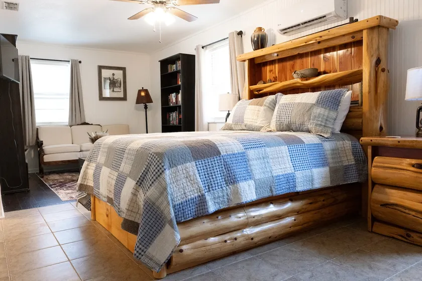 The Texan Bunkhouse - Walk to TSU - Sleeps 6 - Image 1