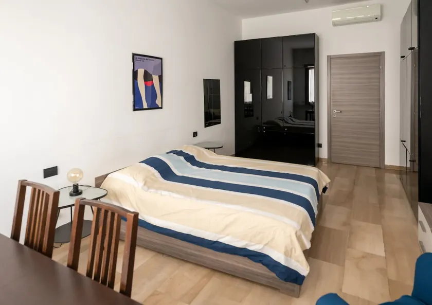 Spacious Aparment 10 mins walk from Duomo - Image 1
