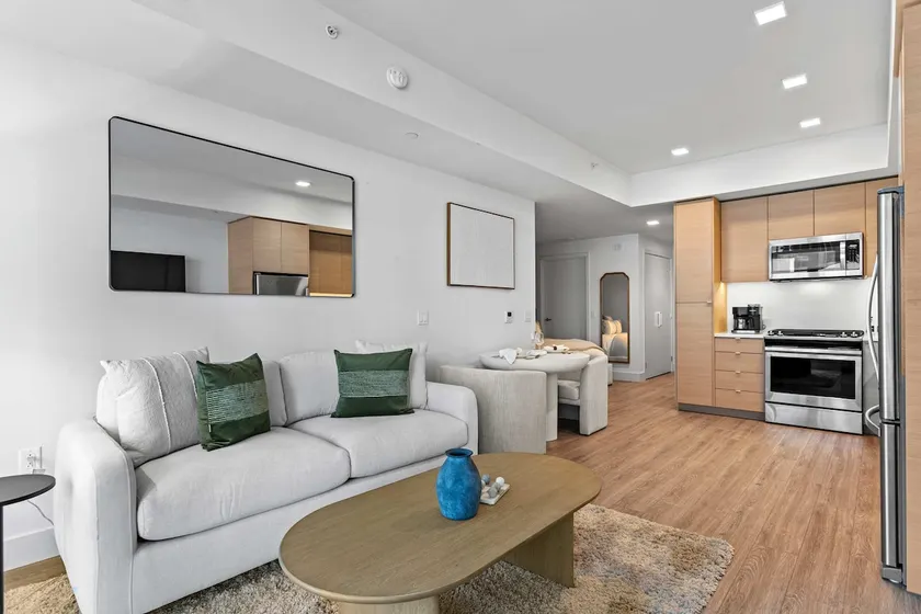 Gaslamp Studio · Private Balcony & King Bed - Image 1