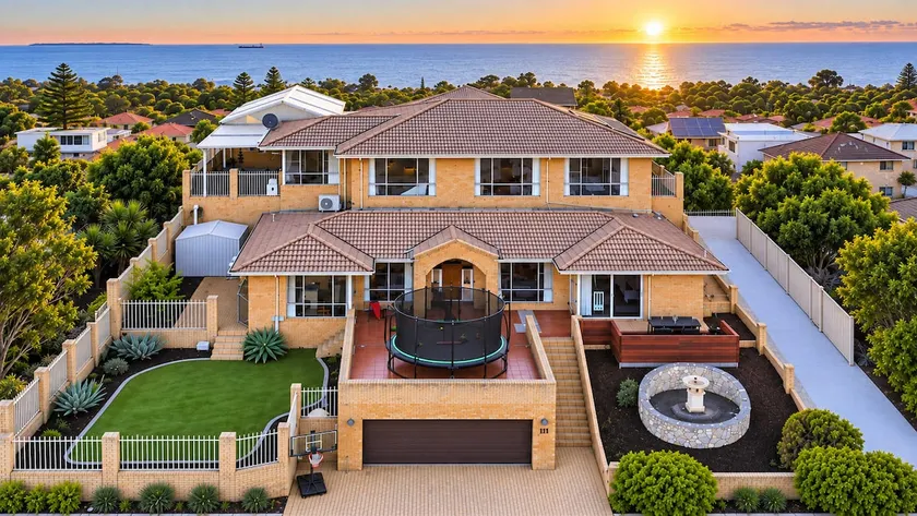 The Beach House | Spacious 4BR, Spa & Coogee Beach - Image 1