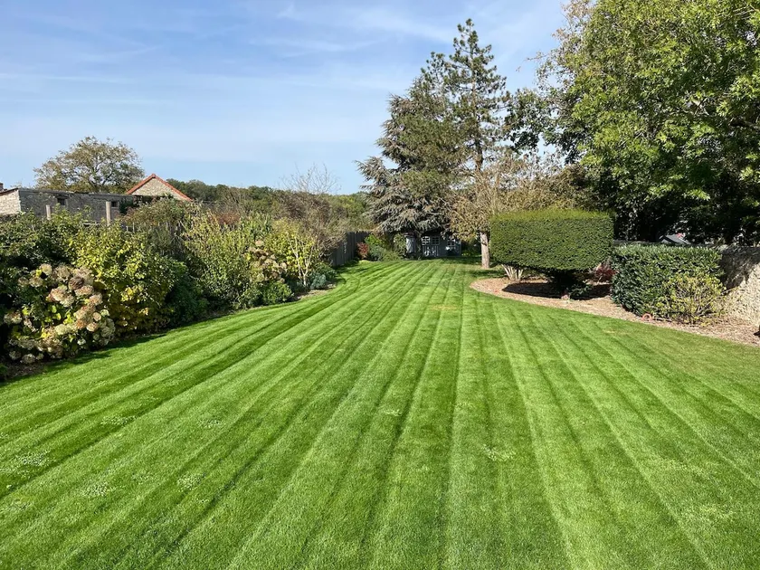 Charming house, landscaped garden, not overlooked. - Image 1