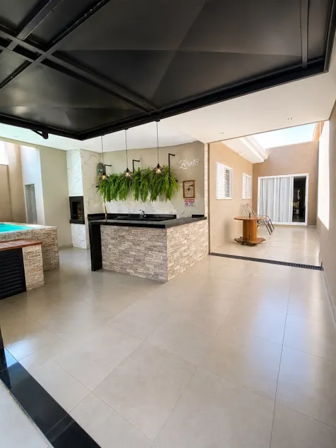 High-end house with pool, great location - Image 1