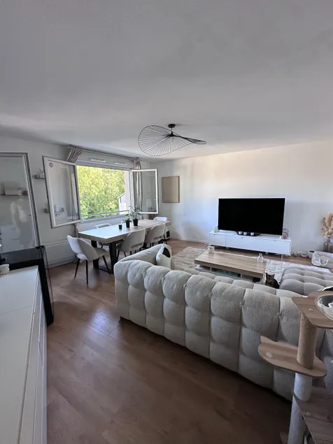Charming, bright one-bedroom apartment • No one opposite - Image 1