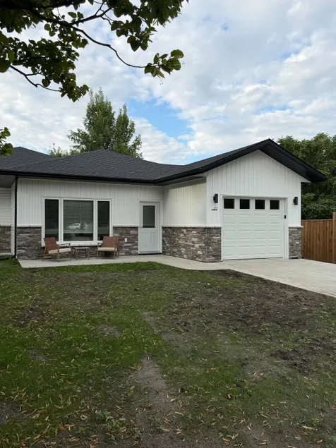 Home in Winkler 2 bedrooms, 2 bathrooms - Image 1