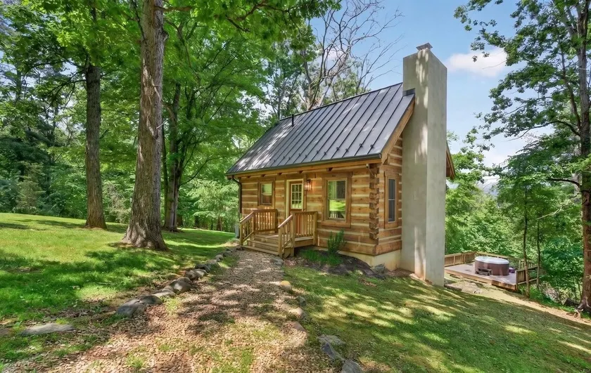 Falling Leaf Cabin With Newly Renovated Kitchen! - Image 1