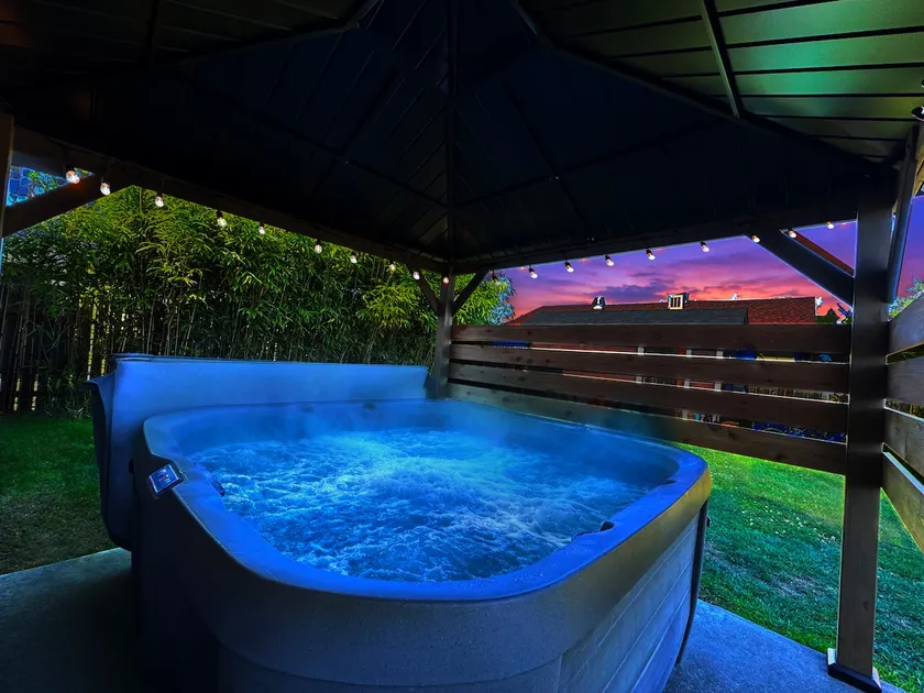 HotTub Pets EV Bikes Firepit @Luxury Beach Cottage - Image 1