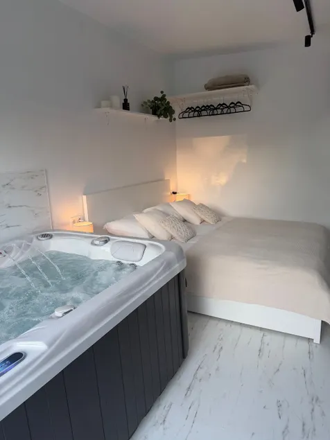 The romance corner with Jacuzzi - Image 1