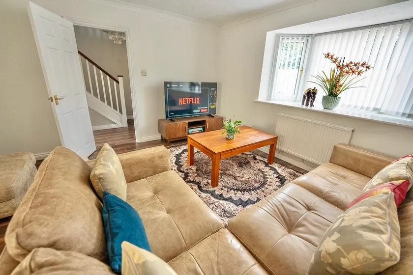Blorenge View House-Modern Spacious 3-Bedroom - Private parking - Image 1