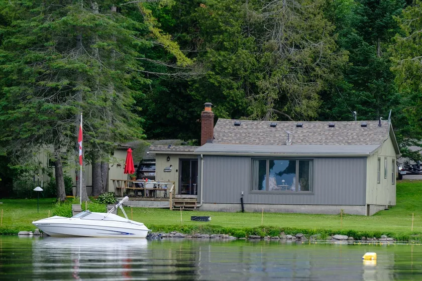 Lakefront Family Cottage on Deer Bay - Image 1