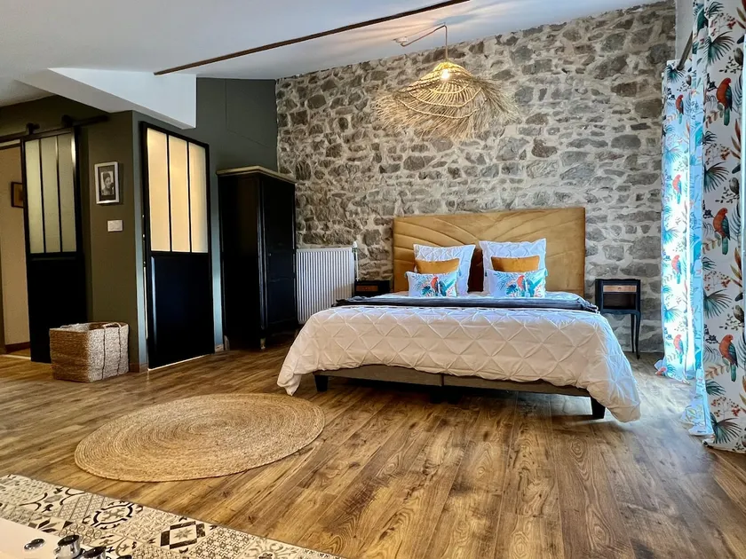 Suite with private hot tub - Image 1