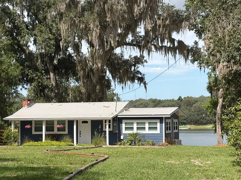 Lakefront, pets ok, w/ kayak, pedal boat, fire pit - Image 1