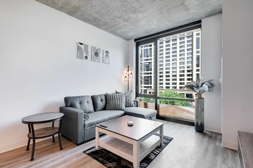 Wabash 4BR - Pool Free In & Out Parking 1 - Image 1