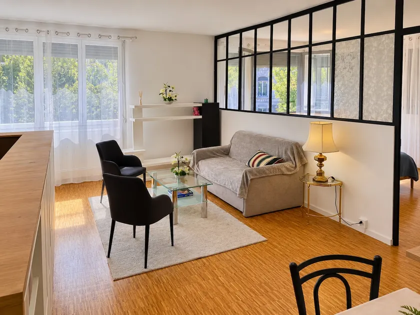 Apartment with parking close to the center of Lausanne - Image 1