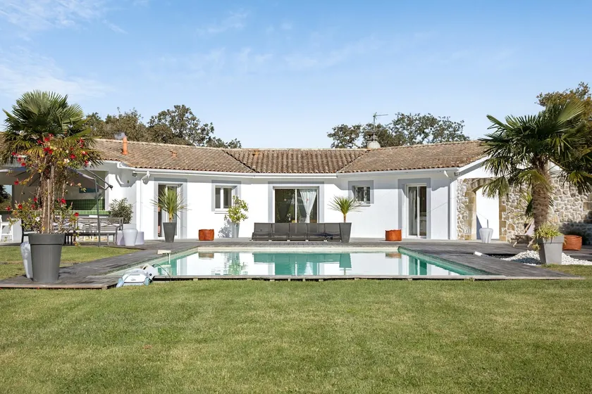 Villa in Saint-Germain-d'Esteuil - Image 1
