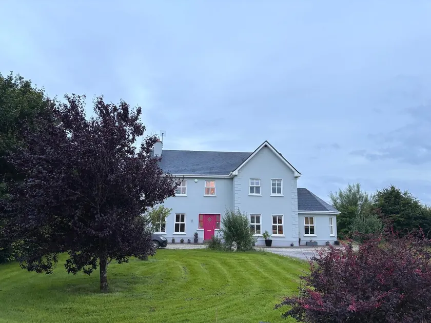 Spacious 4 Bed with high speed WiFi workspace - Image 1