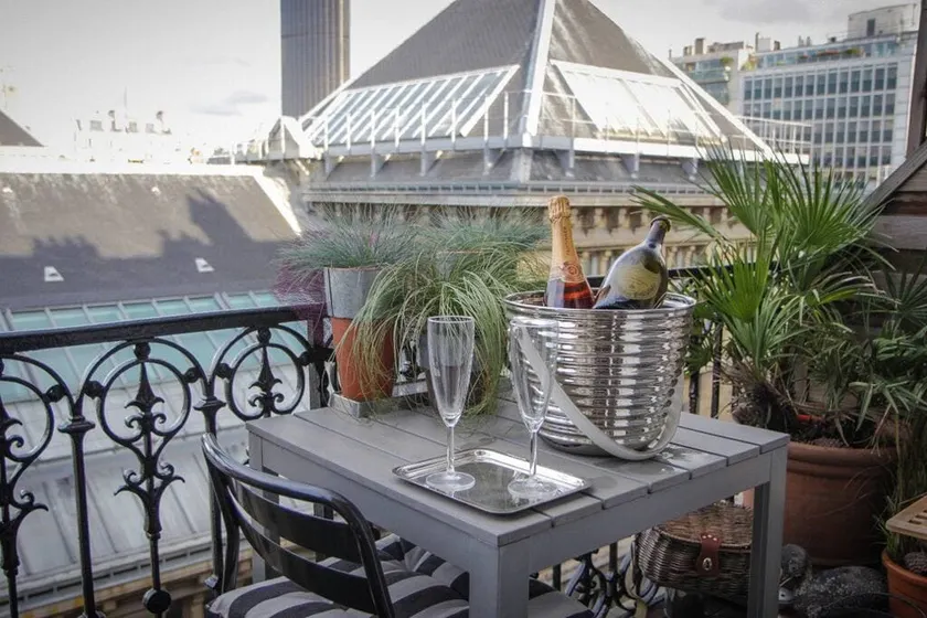 5L Eiffel Tower Luxury Terrace & View 2 Bedrooms - Image 1