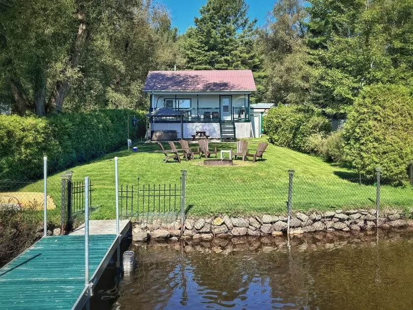 Lake St-Georges cottage with spa - Image 1