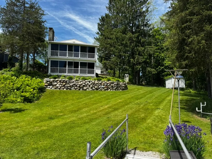 Peaceful Lakefront Retreat Relaxing - Image 1