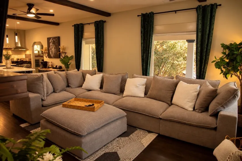 Moody Modern I 2 King Bed En-Suites l 30 day - Image 1
