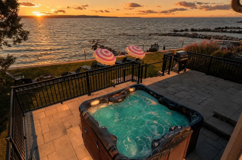 The Velvet Pier by the Post Office Motel *HOT TUB* - Image 1