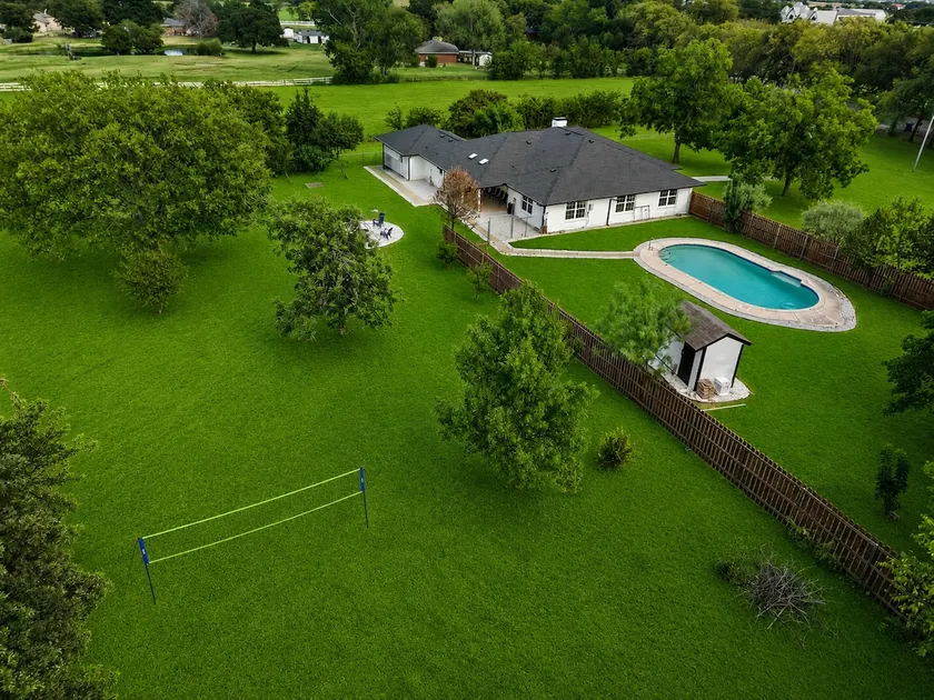 Peaceful 3 Acre Retreat w/ Pool, 5 Miles to Lake - Image 1