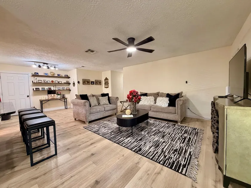 Fully remodeled 4 BR home near NASA for big family - Image 1