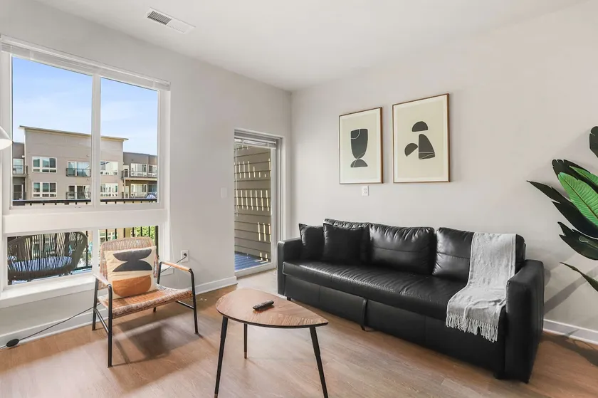 Spacious 2BR plus Den - Pool Balcony & 3 Queens - Image 1