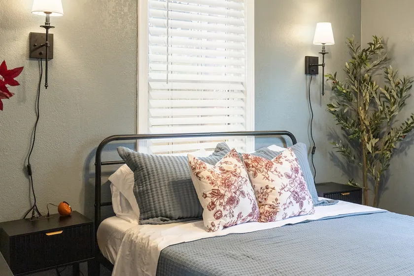 Quiet Blue Bungalow - Image 1