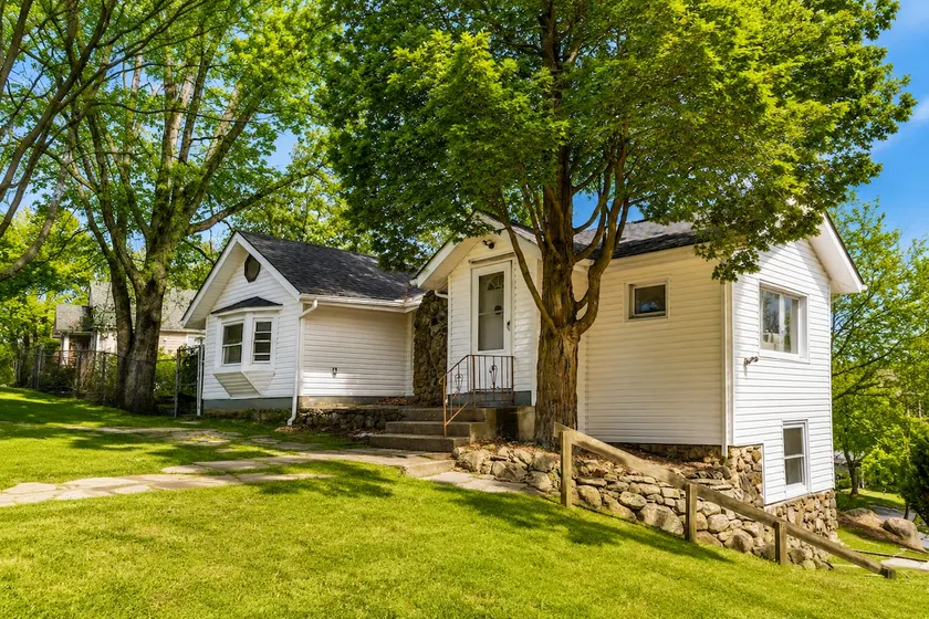 Lake Views, Deck Days & Pet-Friendly Stays - Image 1
