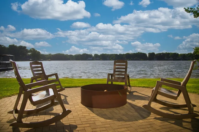 Lakefront · Private Beach, Dock, Fishing & Kayaks - Image 1