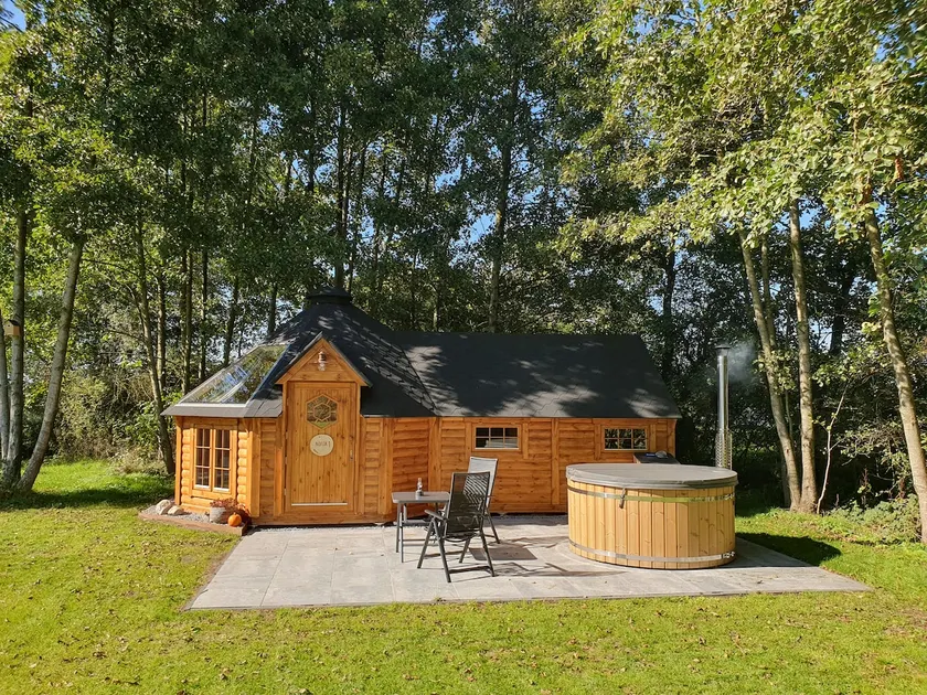 Noflik, Finnish kota with free private hot tub & sauna - Image 1