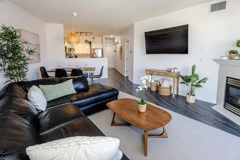 Lakeview Downtown Condo, Pool + Hot Tub + Parking - Image 1