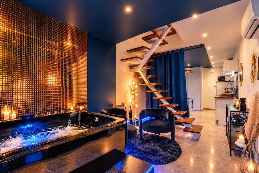 Le 7e Ciel • Love room, whirlpool bathtub & movie theater - Image 1