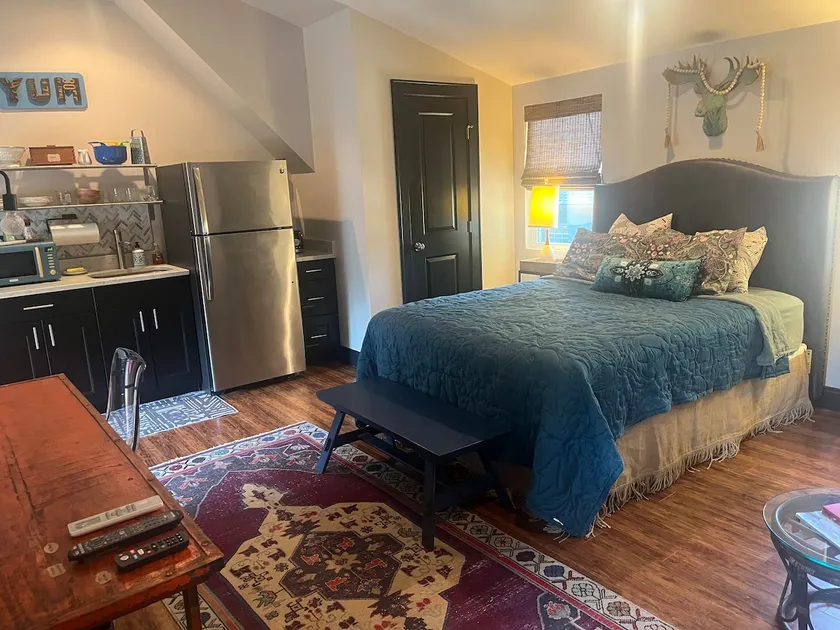 Private carriage house in the heart of Charlotte - Image 1