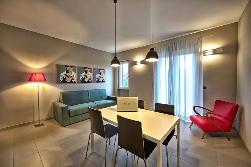 Deluxe apartment with garden - Image 1