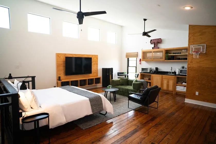 Mid Mod Studio - Garage - Kitchenette - 0.5 miles UCA - Image 1
