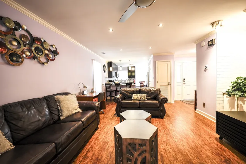 Townhouse minutes from Downtown - Image 1