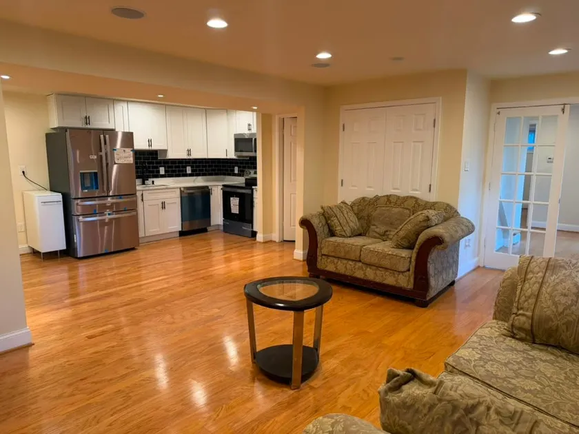Private 2 Bed Rooms, Suite, Kitchen Laundry EV - Image 1