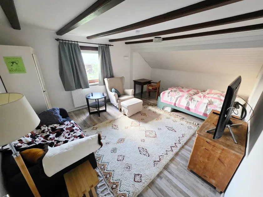 Cozy top-floor apartment in a quiet residential area - Image 1
