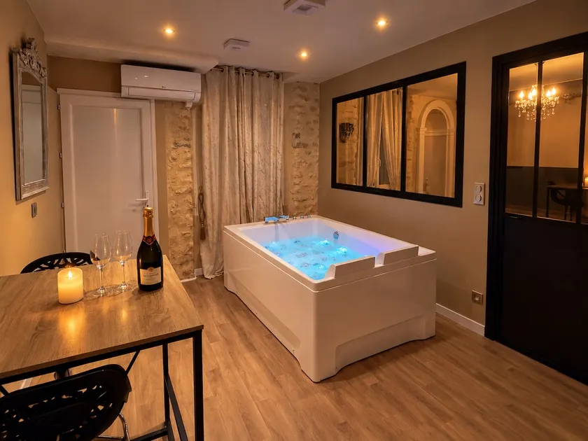 Venice Getaway – Private 2-Seater Spa Bath - Image 1