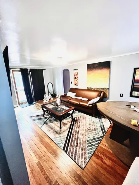 Annies house/movie theater/music recording studio - Image 1